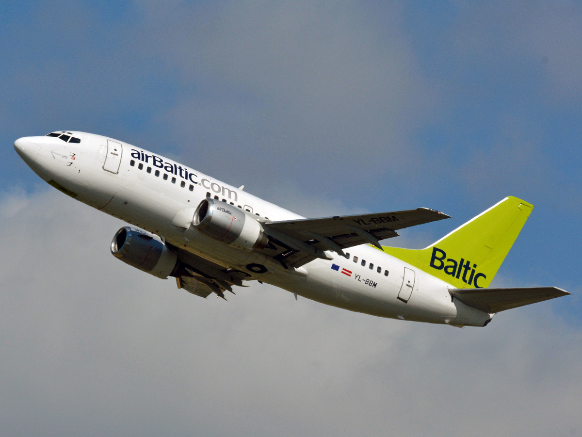 YL-BBM (cn 26680) Boeing 737-522