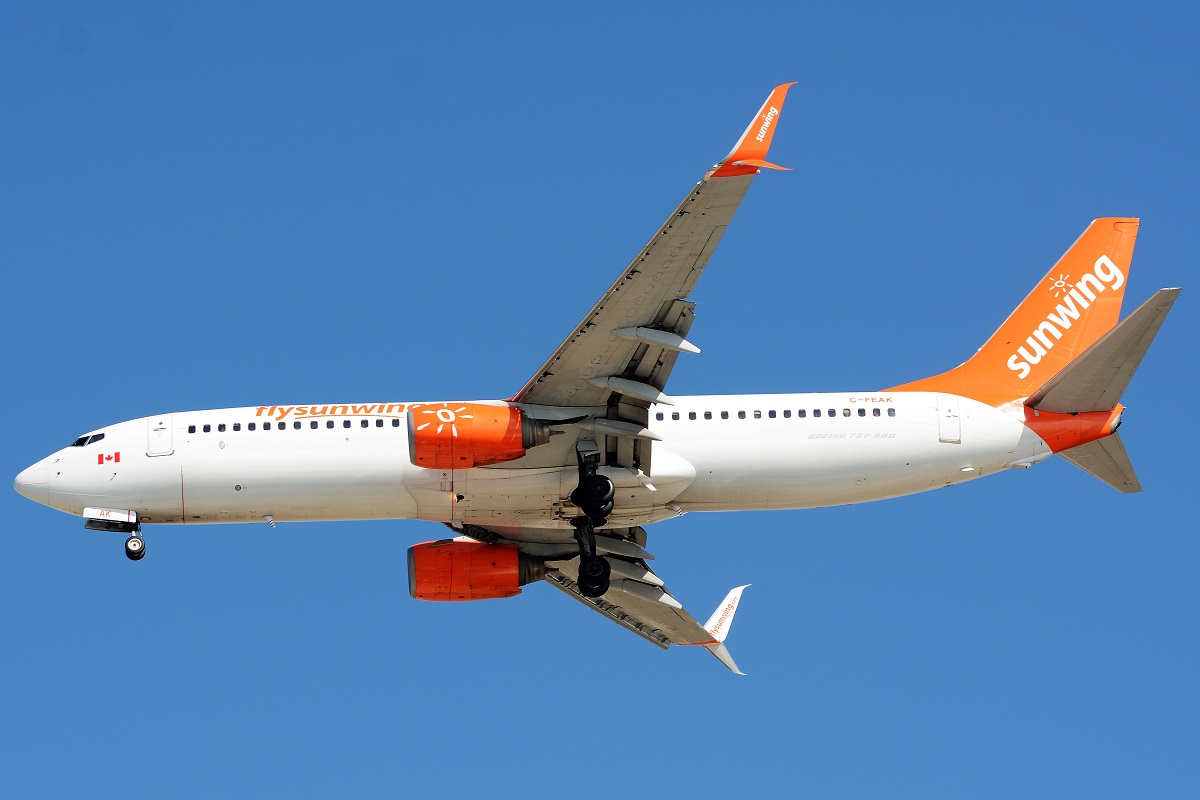C-FEAK (30292) 2004 Boeing 737-86Q(WL)