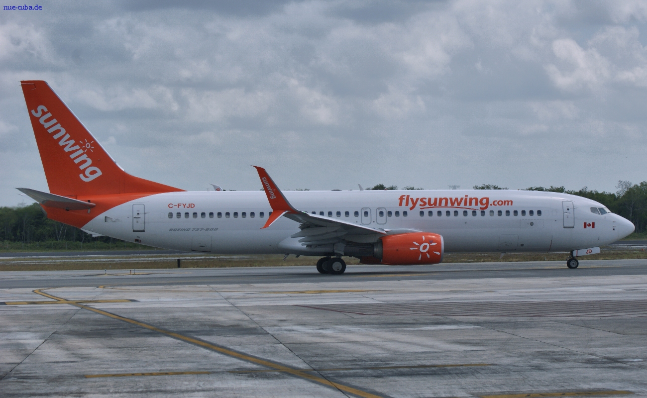 C-FYJD (41807) 2015 Boeing 737-8Q8(WL)