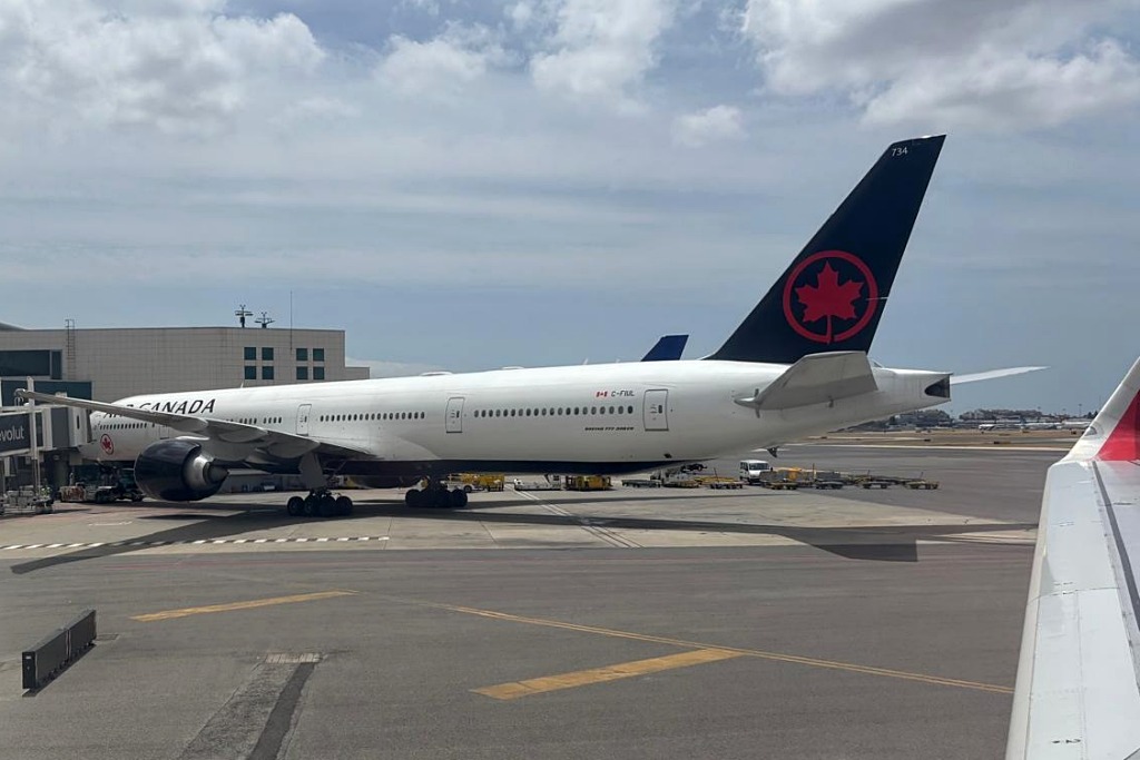 C-FIUL · Boeing 777-333/ER · LIS / LPPT