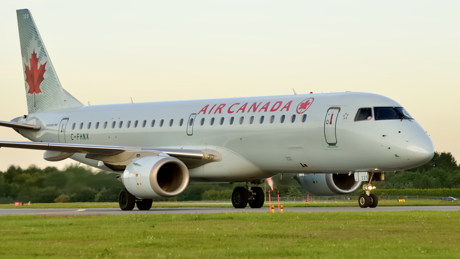 C-FHNX (cn 19000083) Embraer 190-100IGW