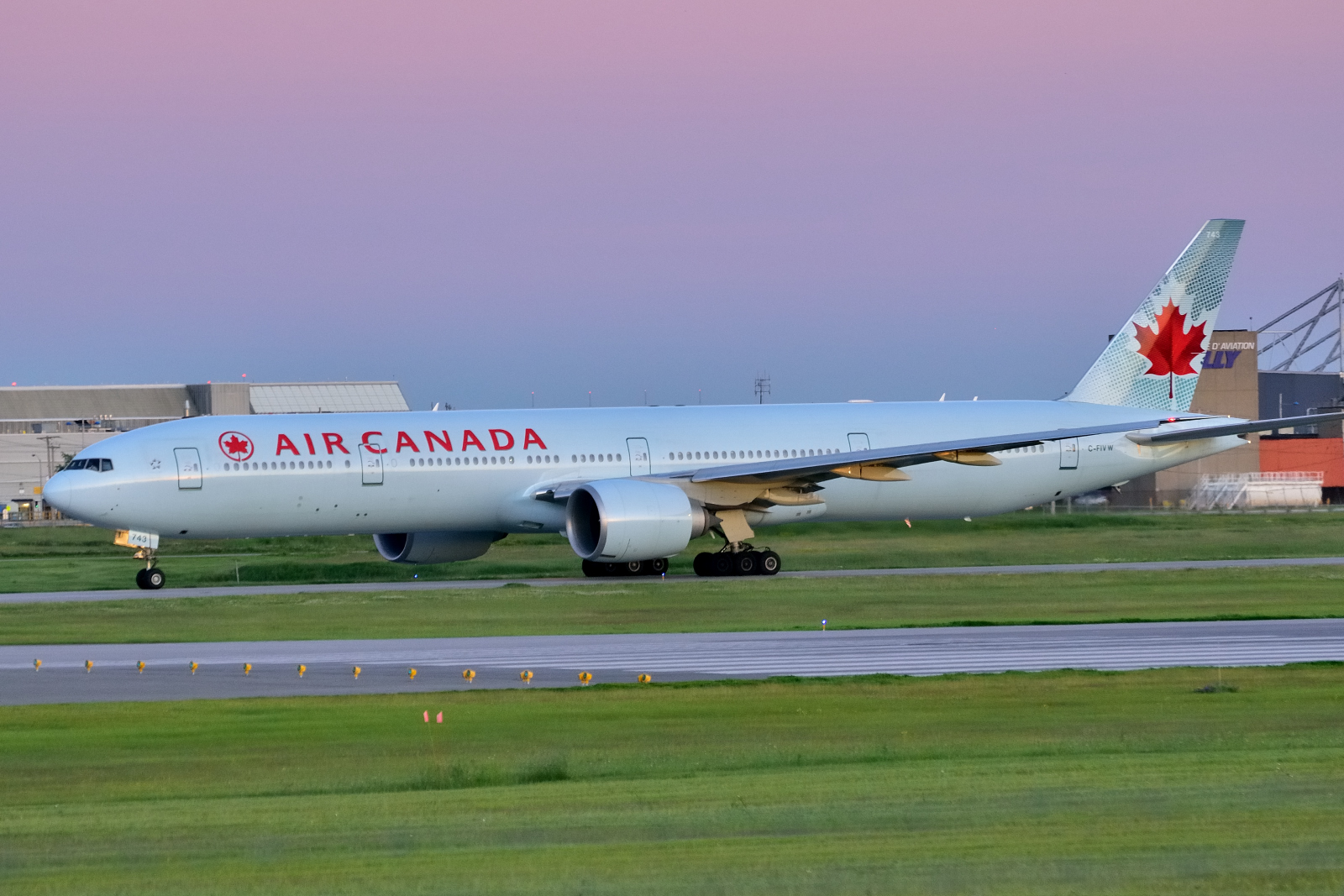 C-FIVW (cn 42218) Boeing 777-333ER