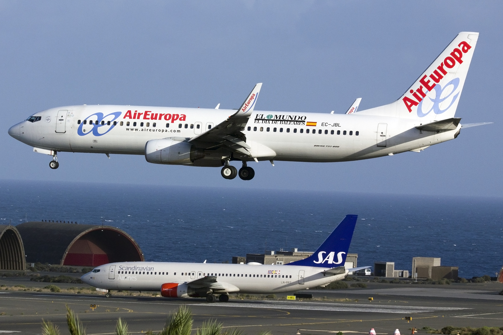 EC-JBL (33974) 2004 Boeing 737-85P(WL)