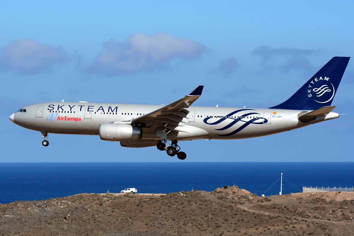 EC-LNH (551) 2003 Airbus A330-243