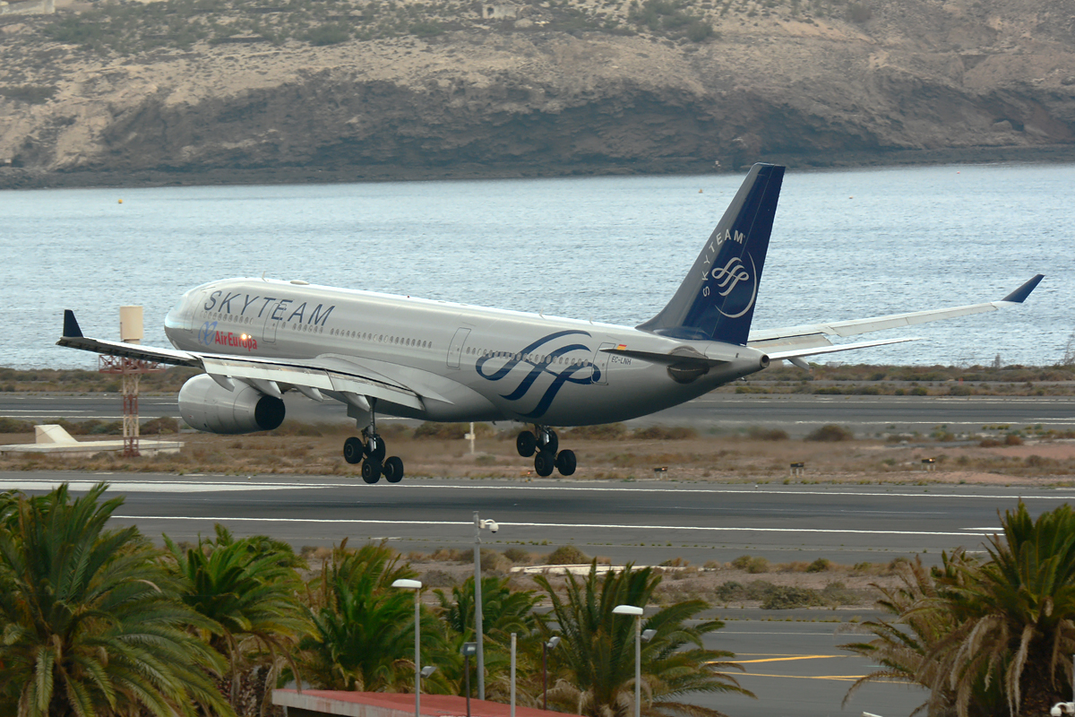 EC-LNH (551) 2003 Airbus A330-243