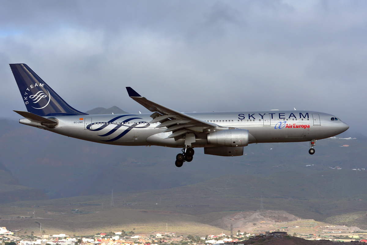 EC-LNH (551) 2003 Airbus A330-243