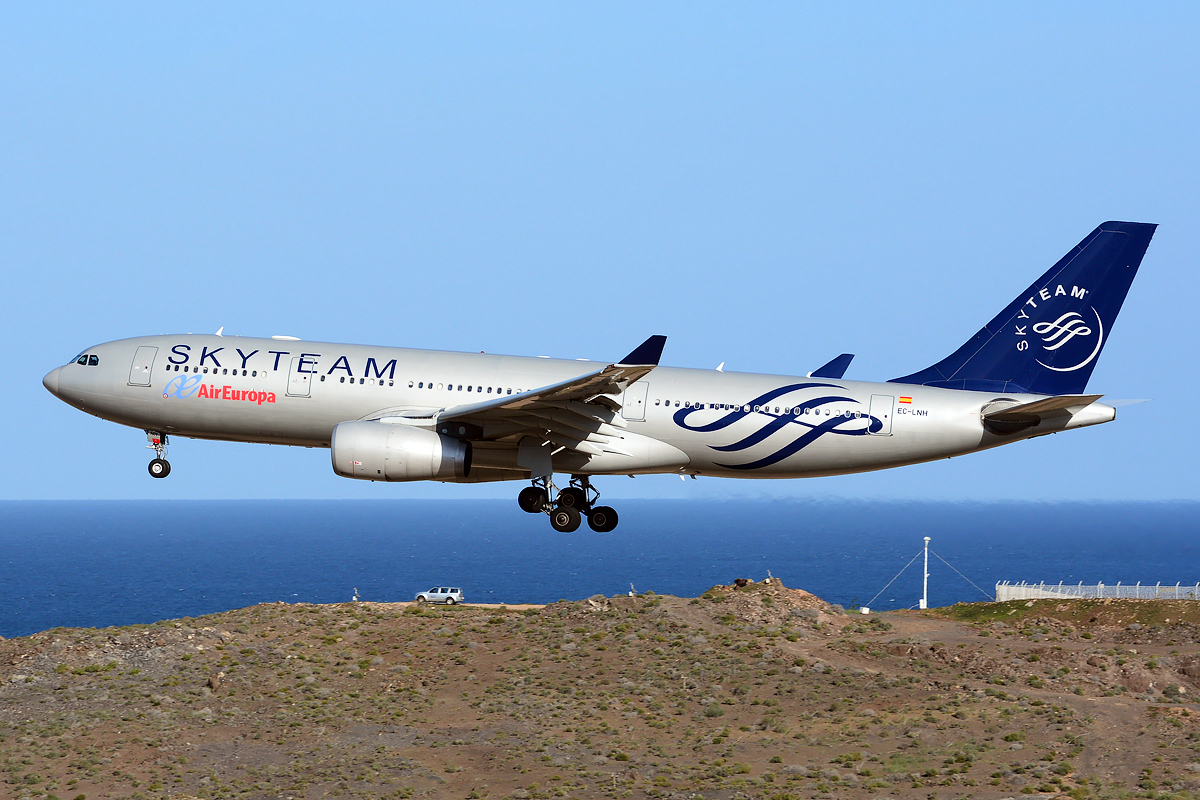 EC-LNH (551) 2003 Airbus A330-243