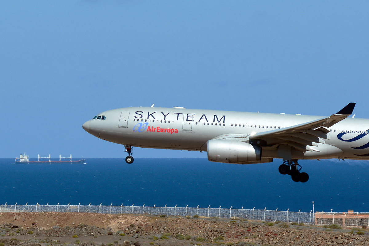 EC-LNH (551) 2003 Airbus A330-243