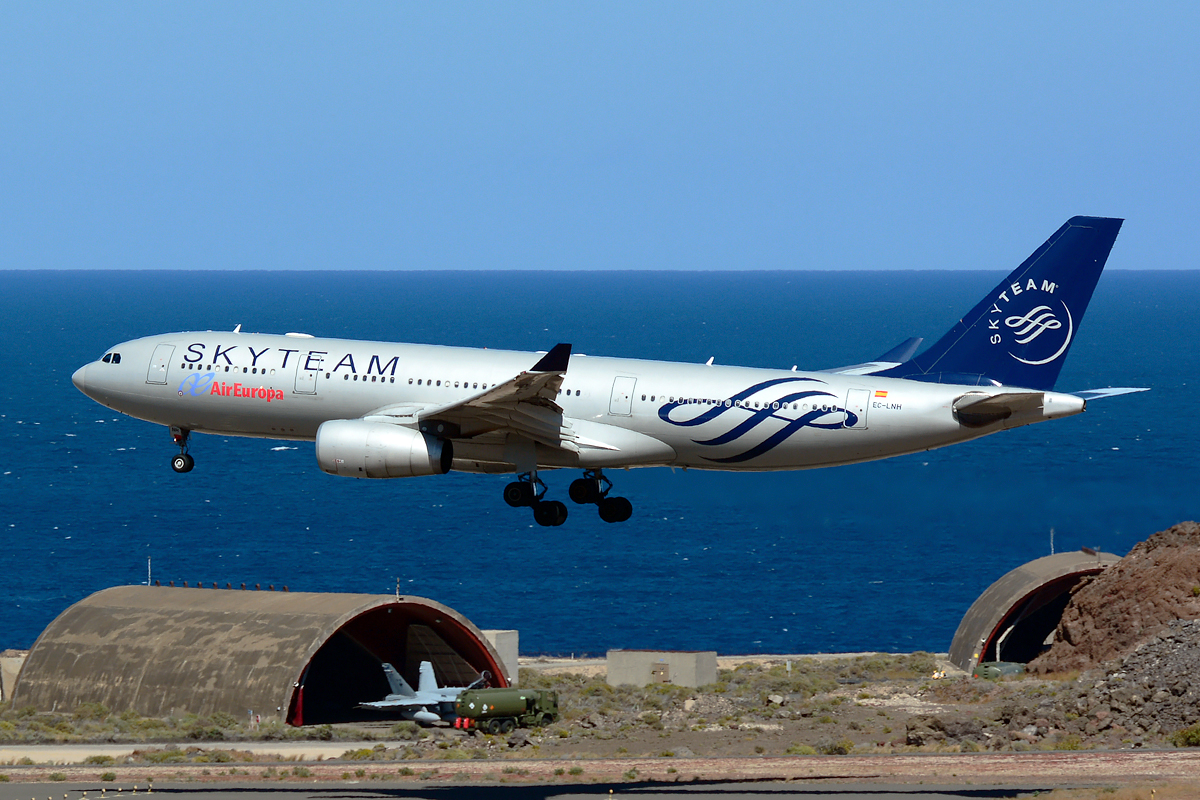 EC-LNH (551) 2003 Airbus A330-243
