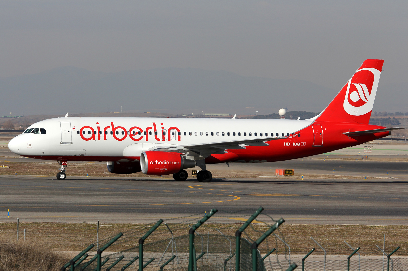 HB-IOQ, (cn 3422), Airbus A320-214