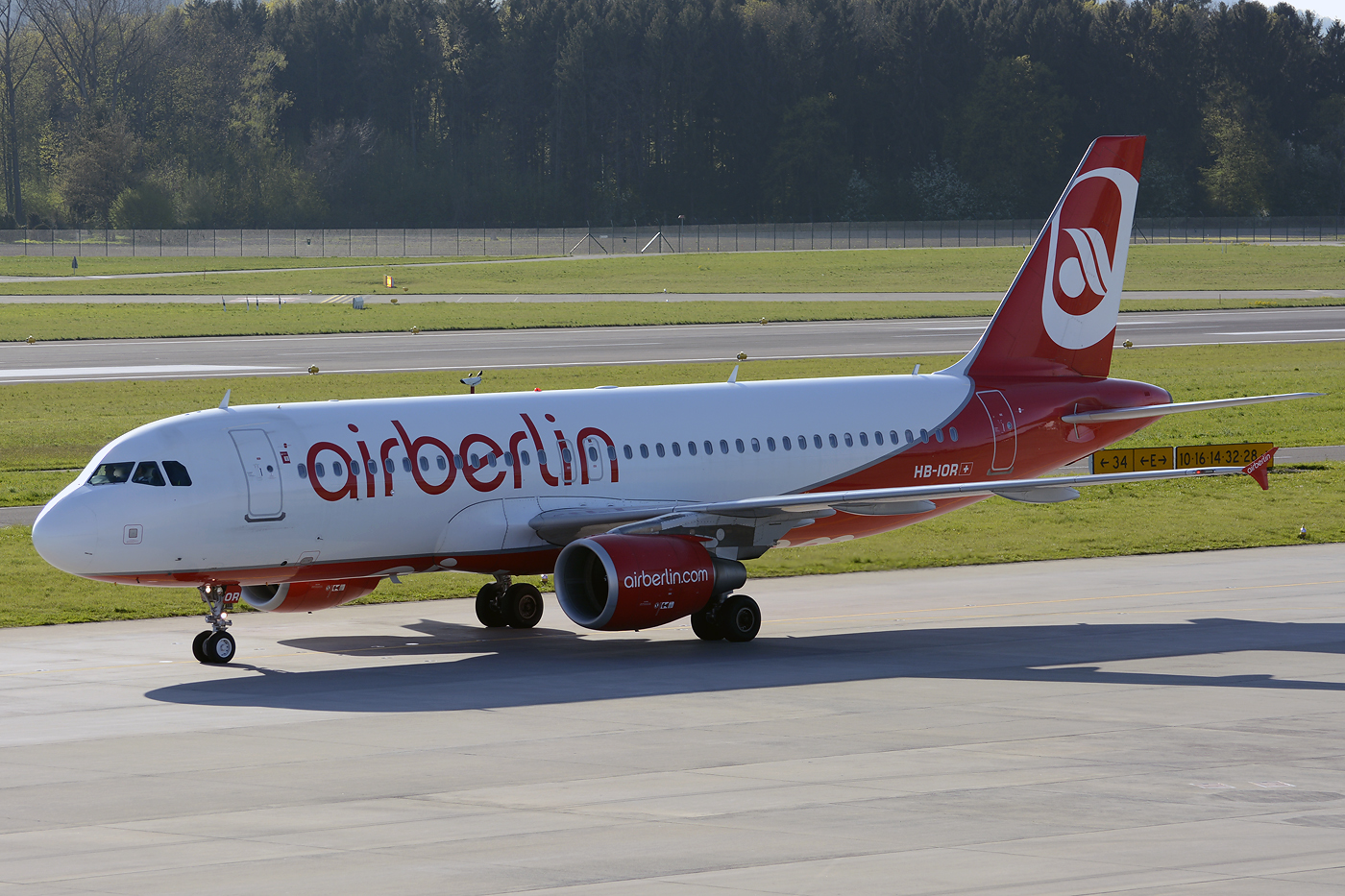 HB-IOR (4033) 2009 Airbus A320-214