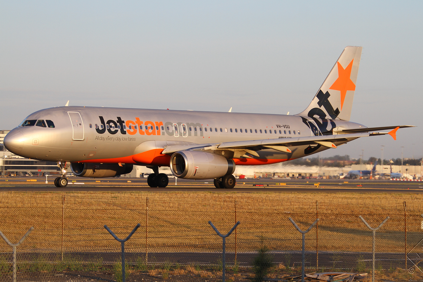 VH-VGU, (cn 4245), Airbus A320-232