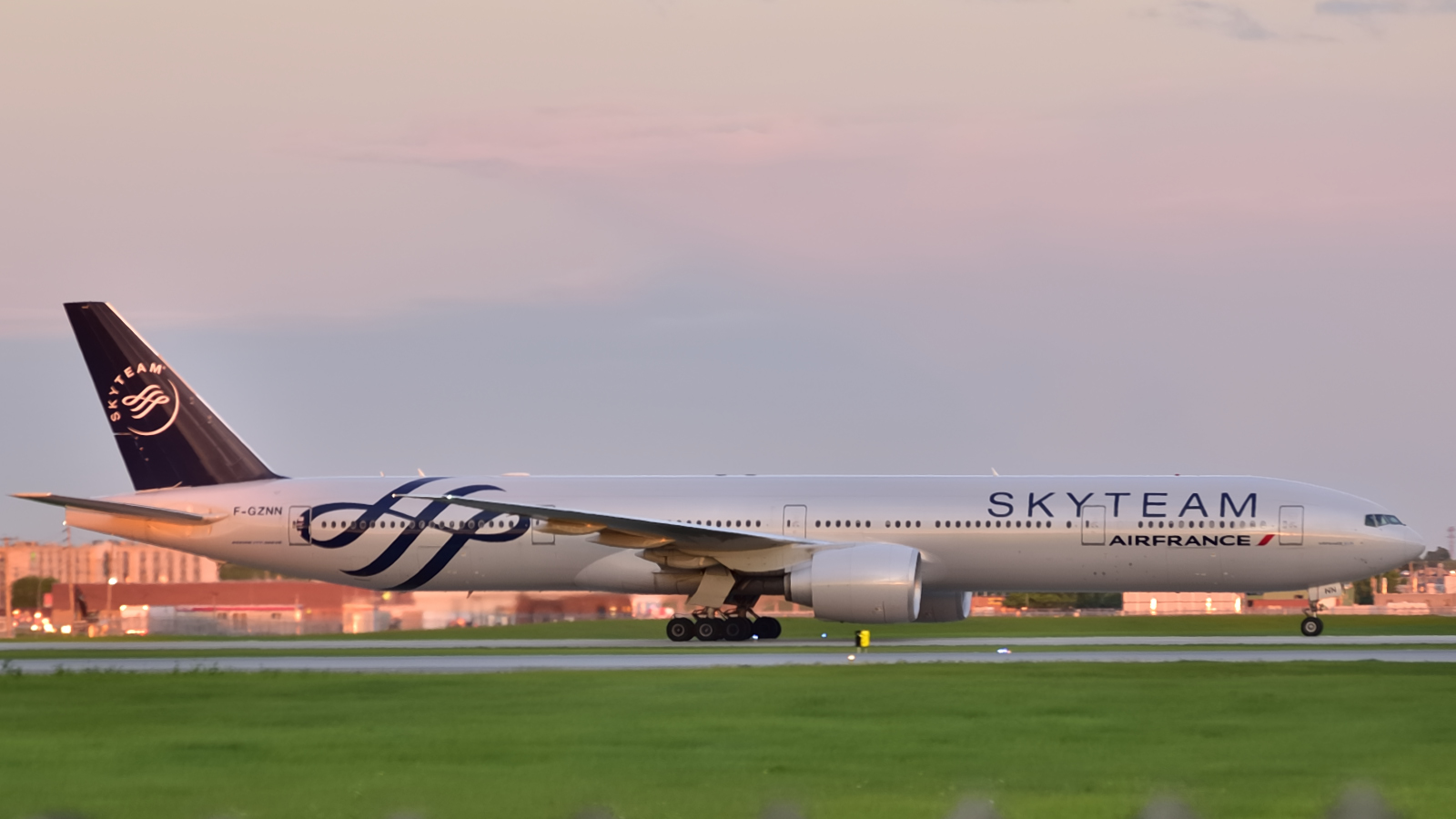 F-GZNN (cn 40376) Boeing 777-328ER
