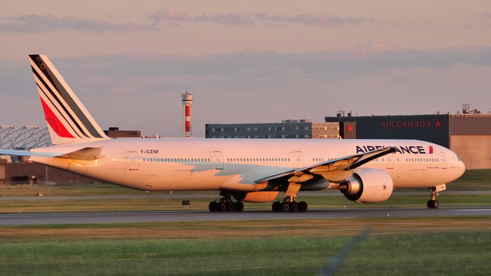 F-GZNP (cn 37435) Boeing 777-328ER