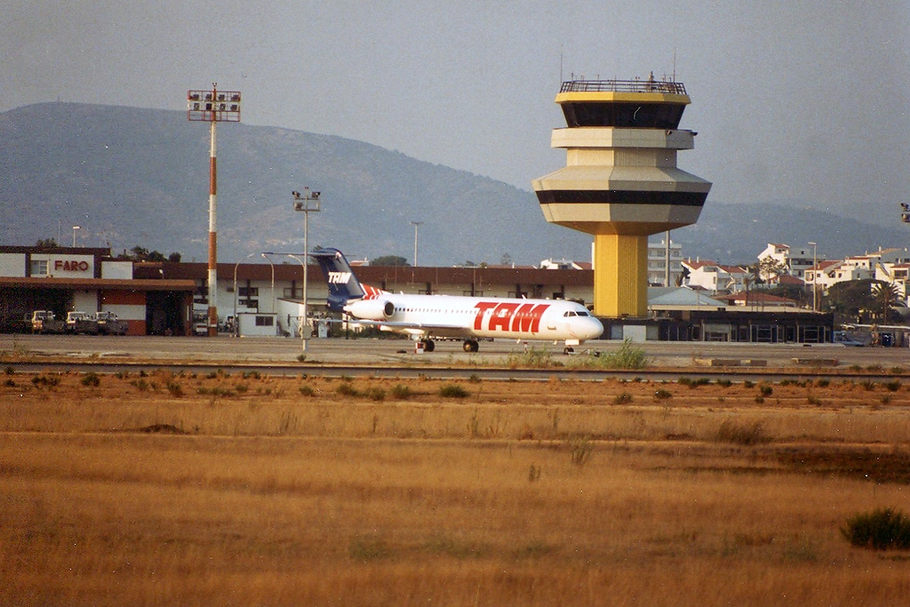PT-MRS (11462) 1995 Fokker 100