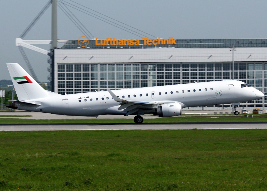 A6-KAH (19000236) Embraer 190 Lineage 1000