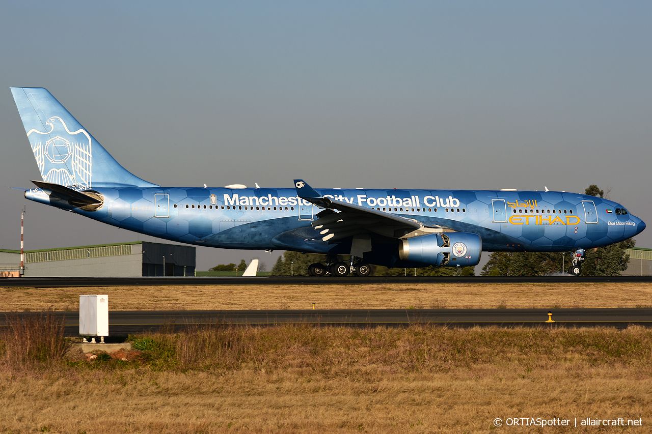 A6-EYE (688) 2005 Airbus A330-243