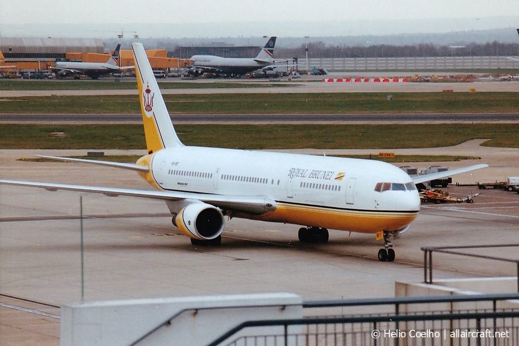 V8-RBF (25530) 1992 Boeing 767-33AER