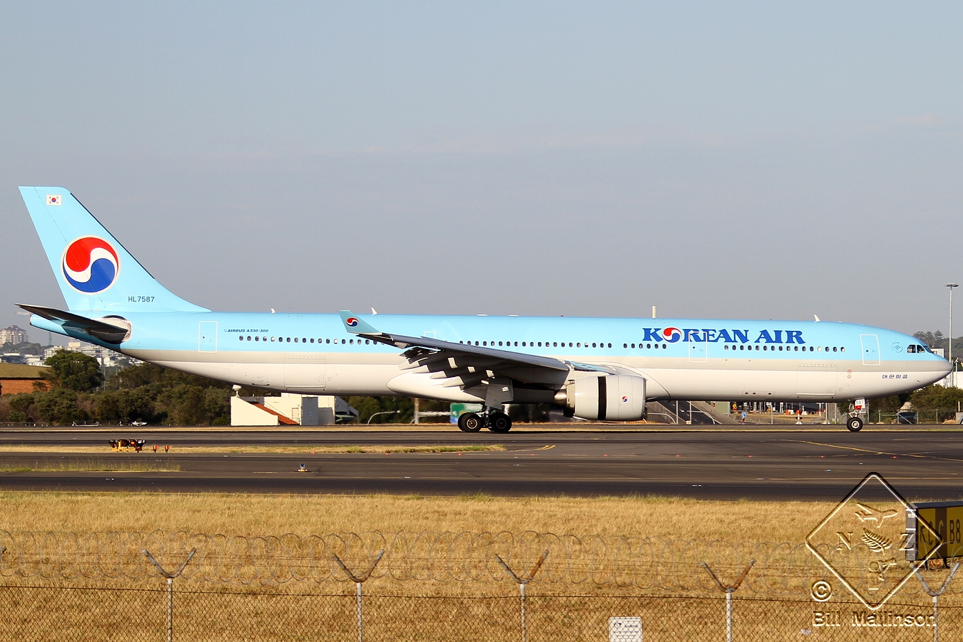 HL7587 · Airbus A330-323 · (SYD / YSSY)
