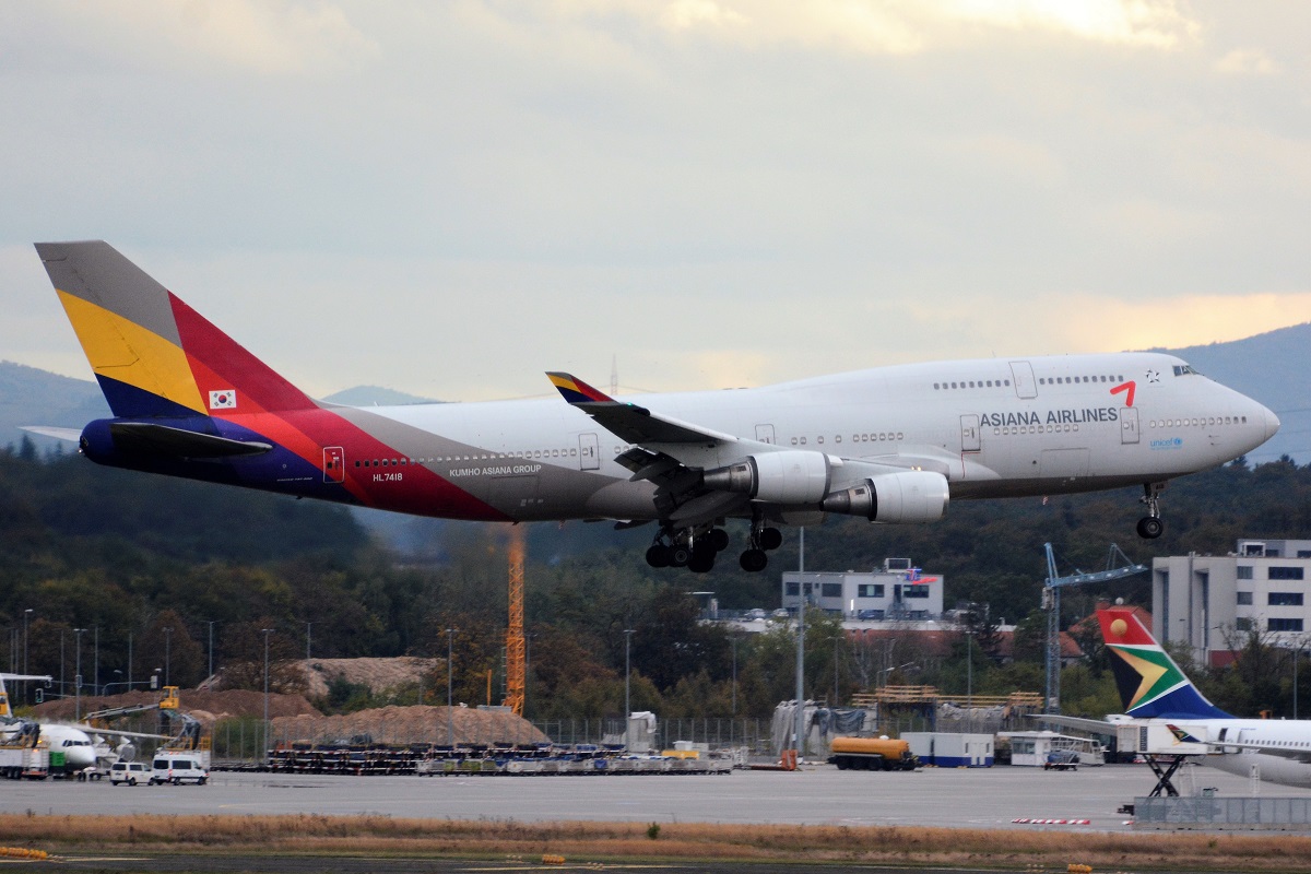 HL7418 (cn 25780) Boeing 747-48E