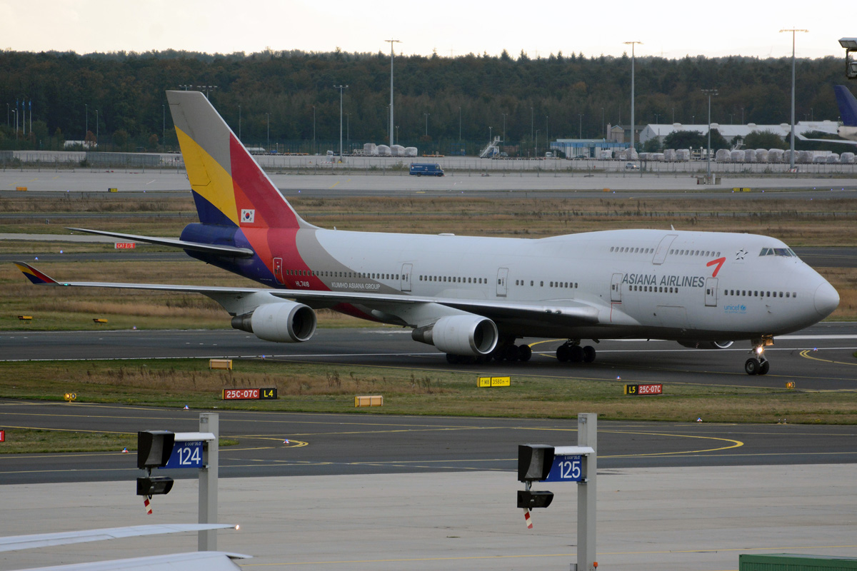 HL7418 (cn 25780) Boeing 747-48E