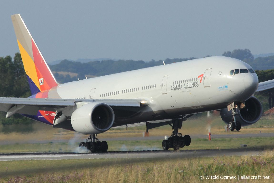 HL7596 (cn 28681) Boeing 777-28EER