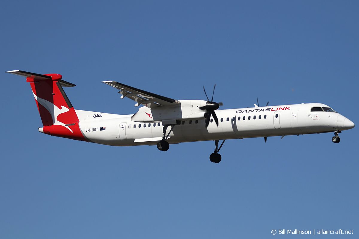 VH-QOT · Bombardier Dash 8-Q402 · (SYD / YSSY)