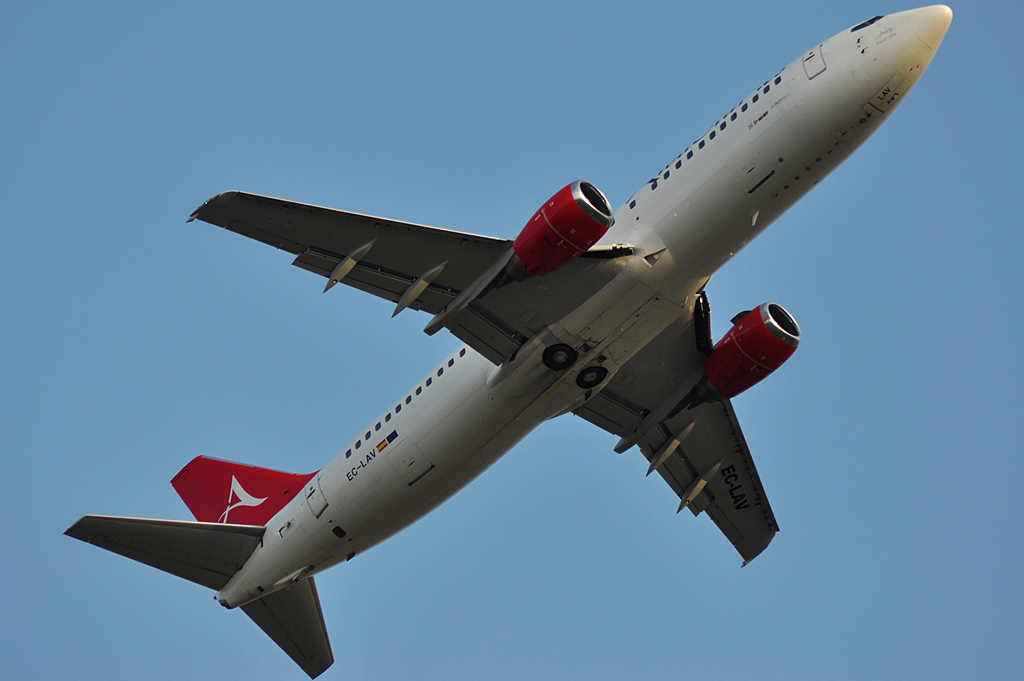 EC-LAV (cn 24352) Boeing 737-408