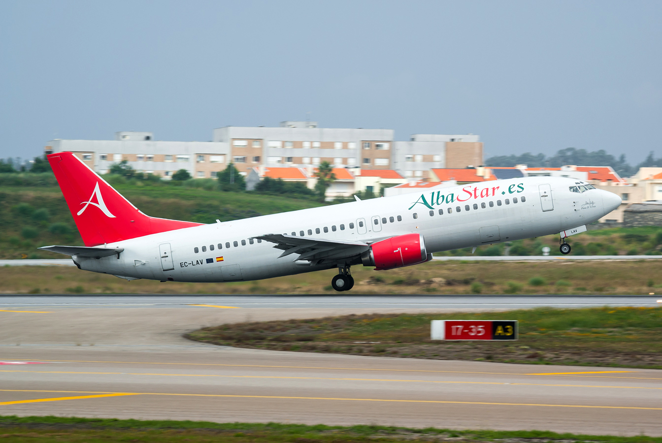 EC-LAV (cn 24352) Boeing 737-408
