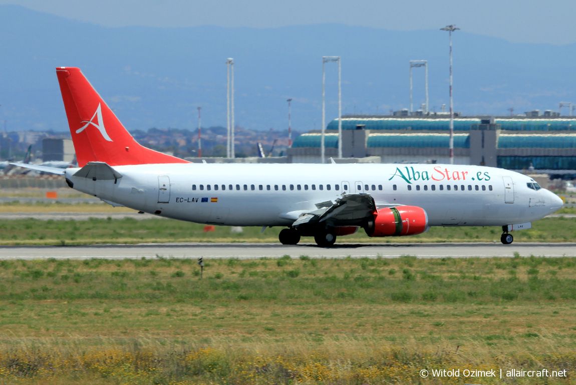 EC-LAV (cn 24352) Boeing 737-408
