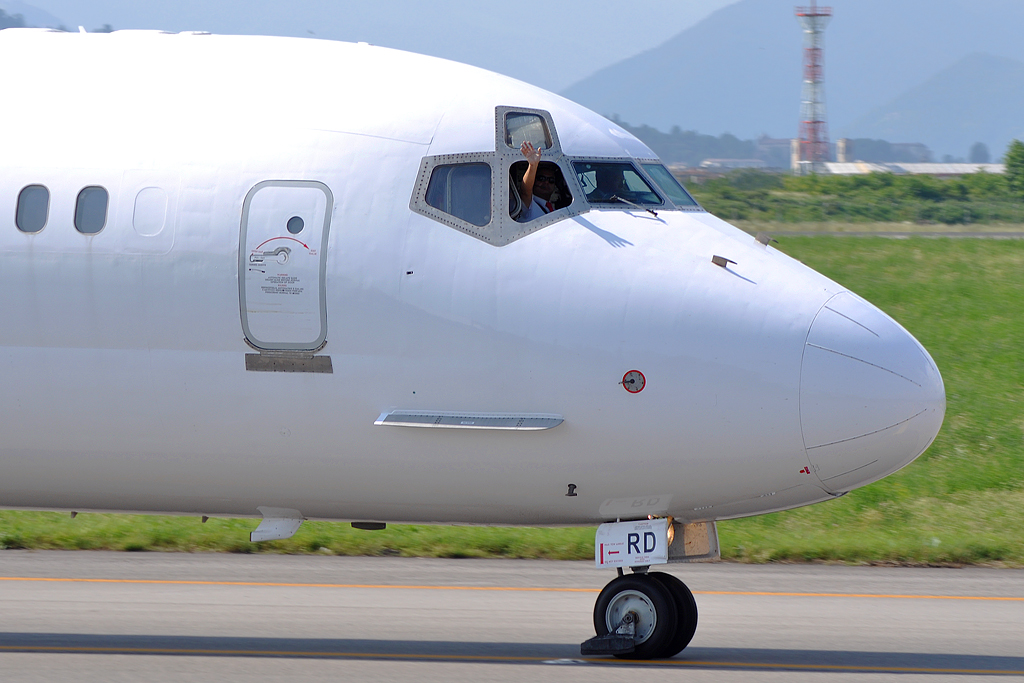ZA-ARD (cn 49104) McDonnell Douglas MD-82