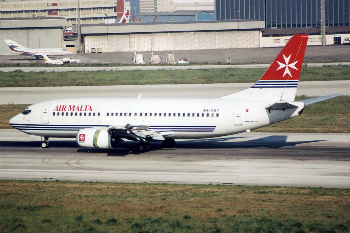 9H-ABT (cn 25615) Boeing 737-3Y5