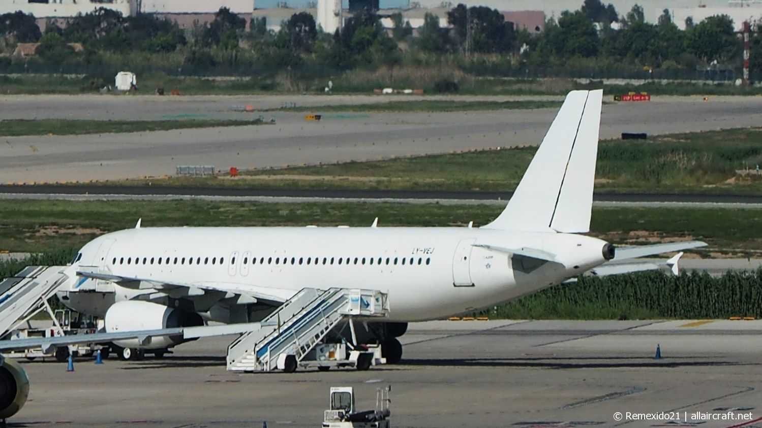 LY-VEJ (cn 2275) Airbus A320-232