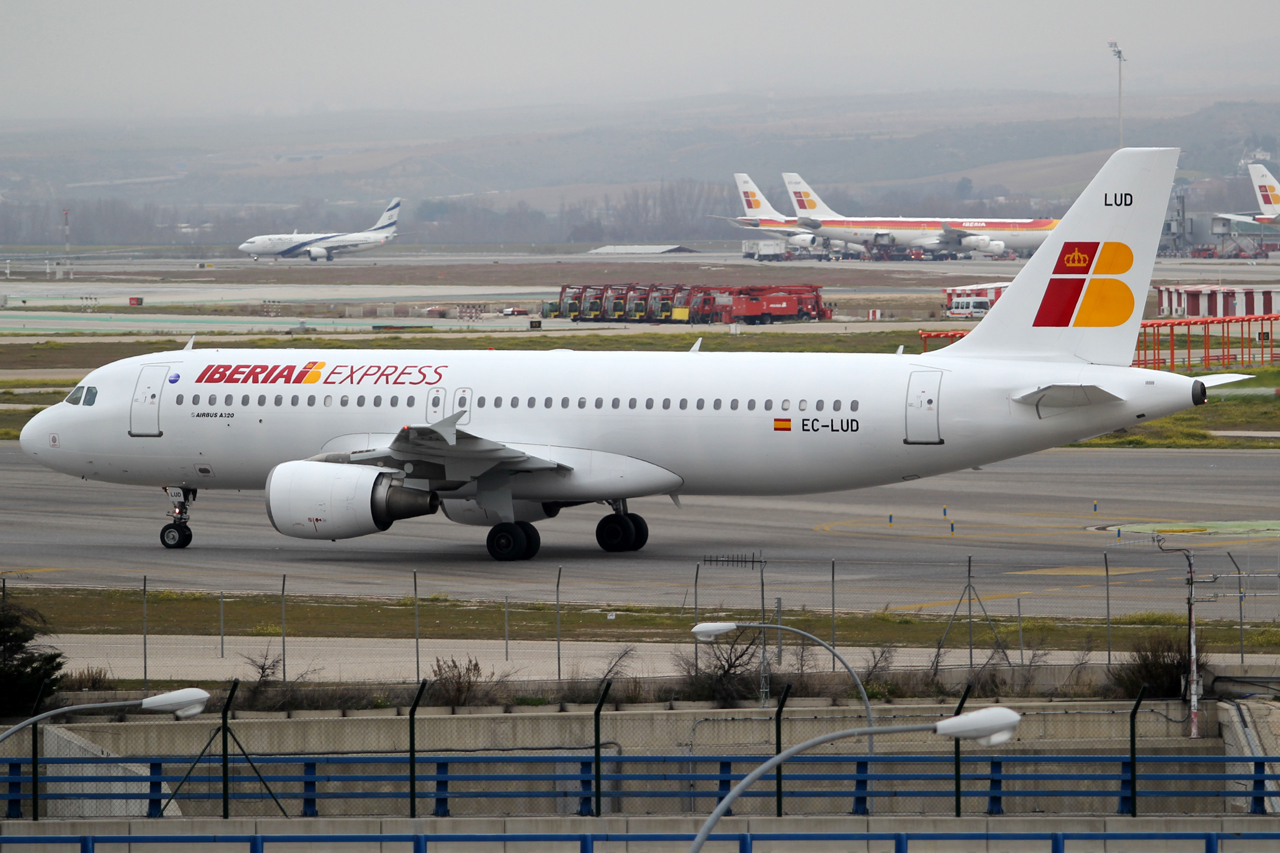 EC-LUD (1067) 1999 Airbus A320-214