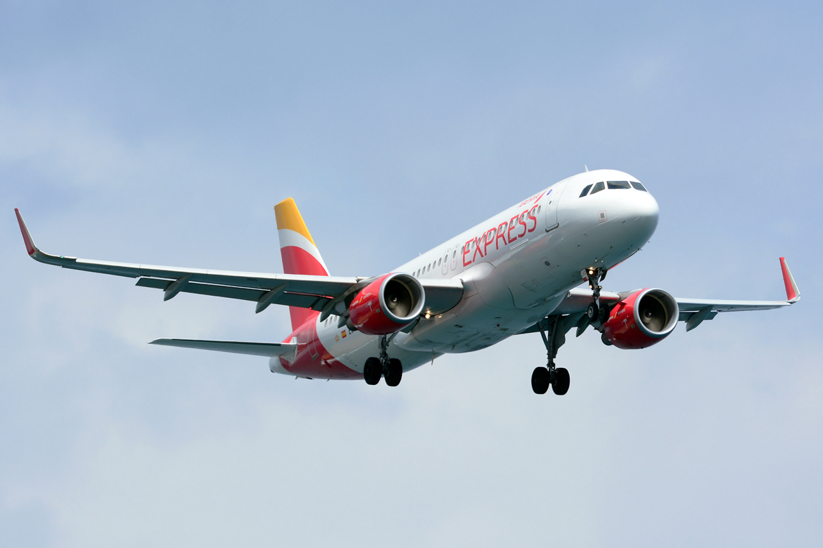 EC-LVQ (5590) 2013 Airbus A320-216(WL)