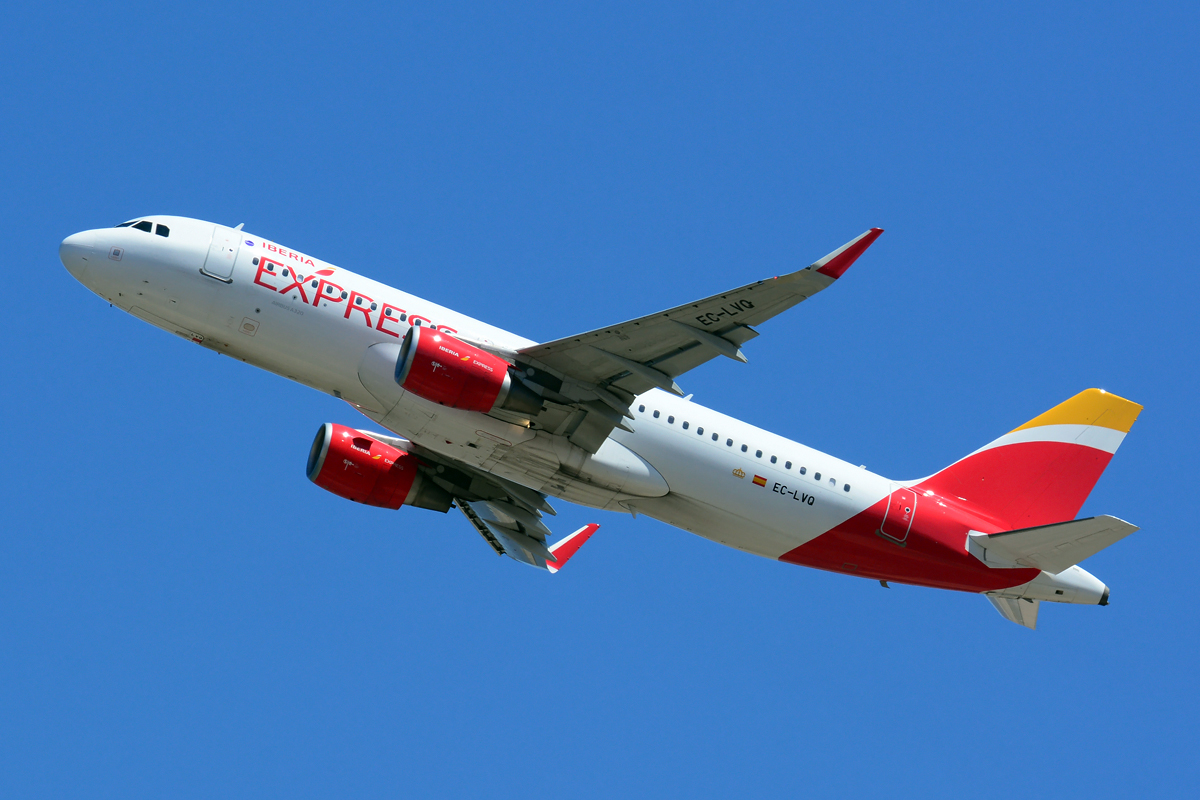 EC-LVQ (5590) 2013 Airbus A320-216(WL)