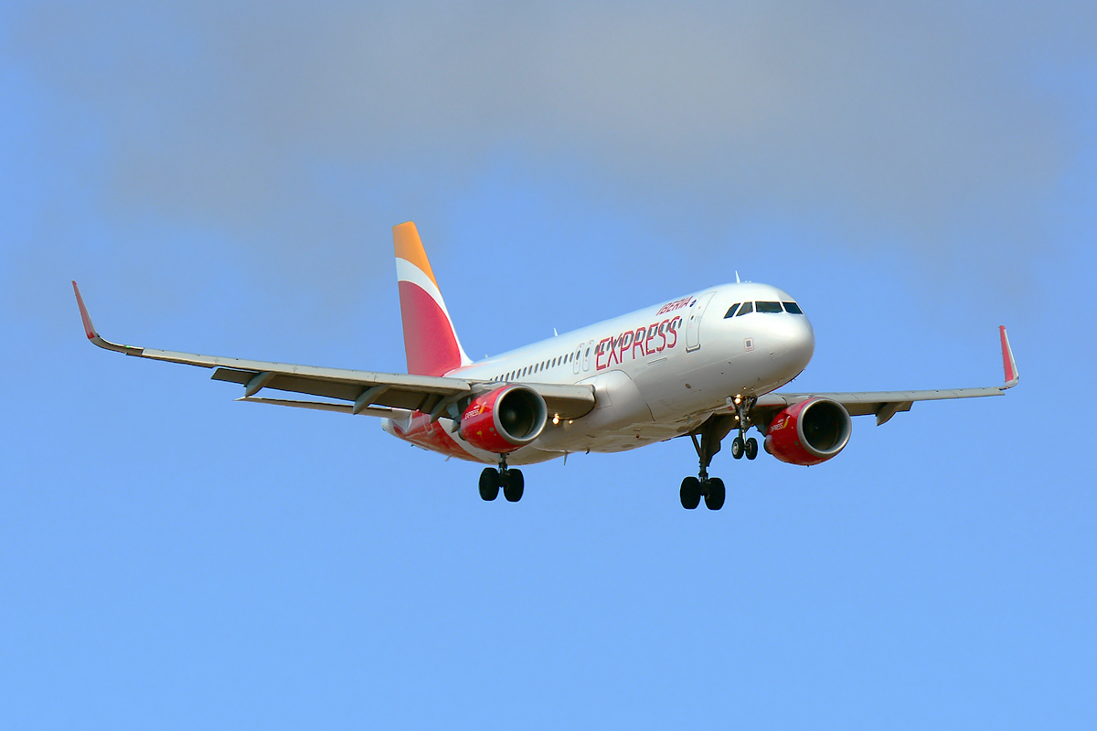 EC-LYM (5815) 2013 Airbus A320-216