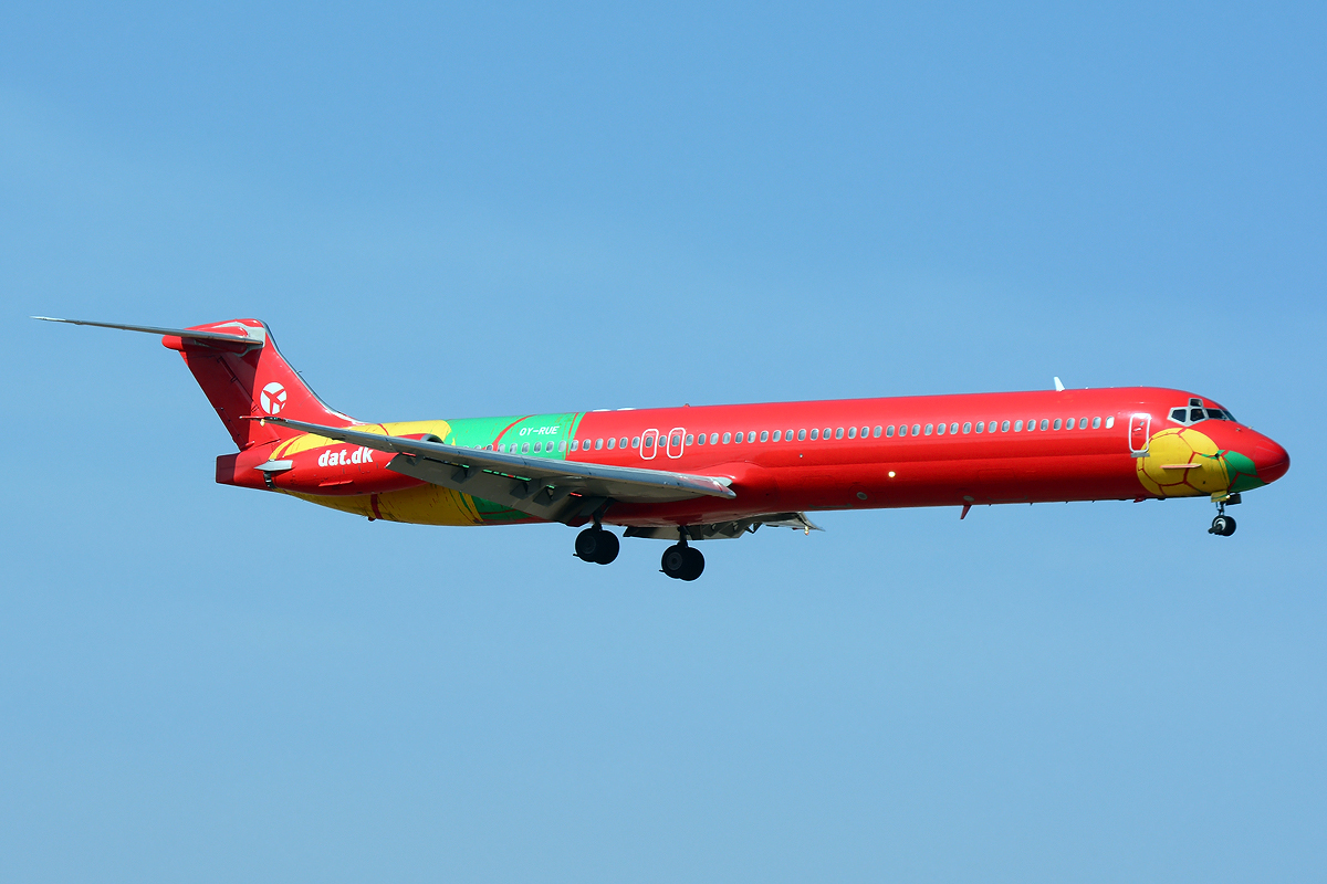 OY-RUE (cn 49936) McDonnell Douglas MD-83
