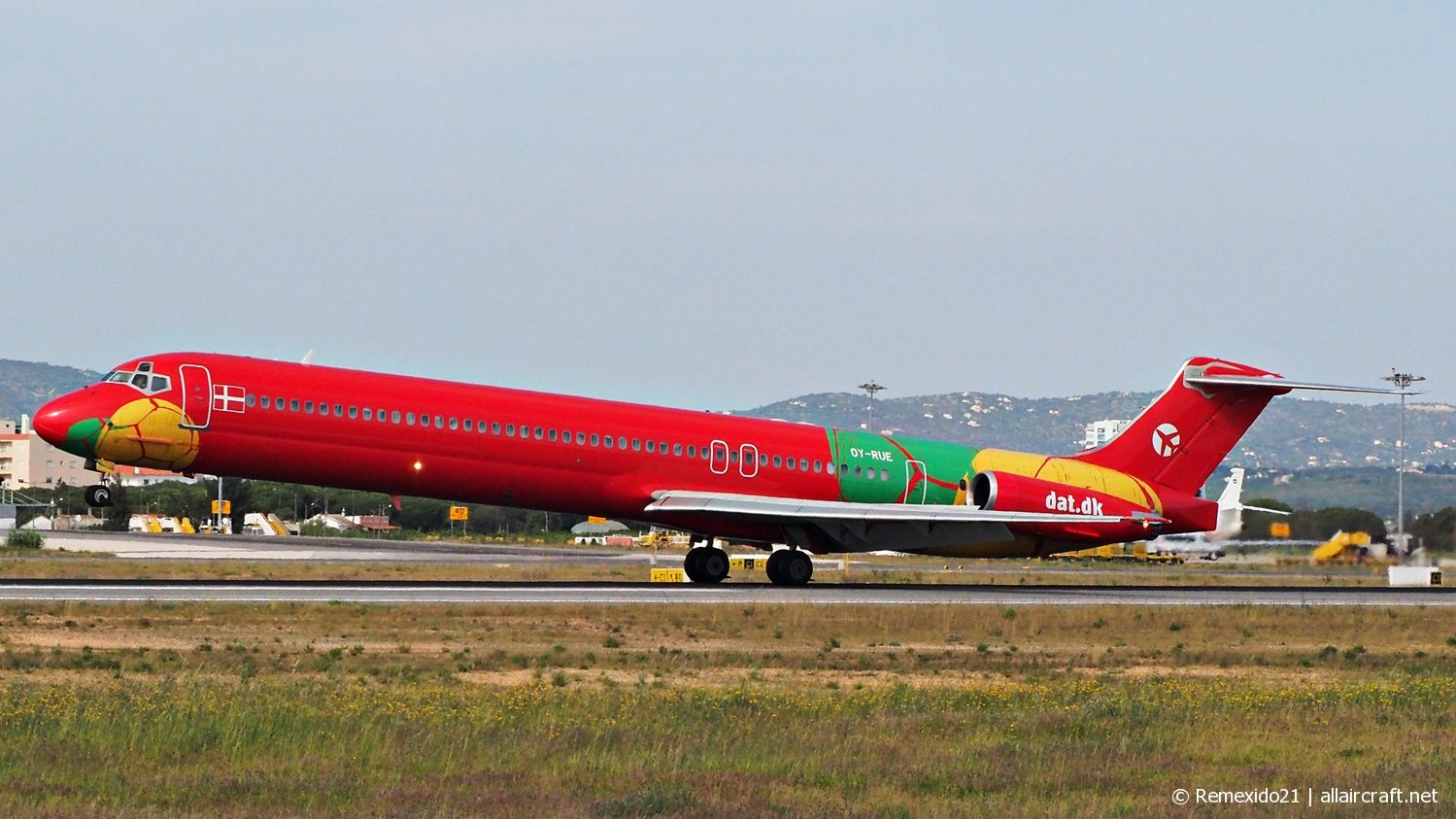 OY-RUE (cn 49936) McDonnell Douglas MD-83