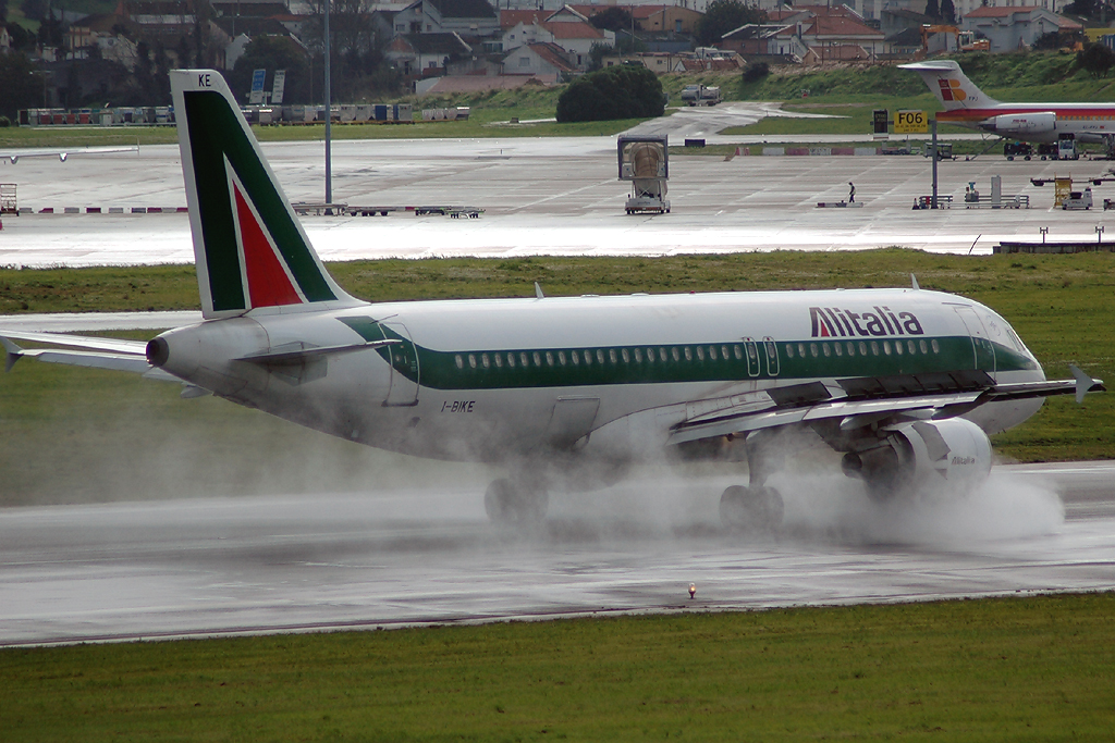 I-BIKE (999) 1999 Airbus A320-214