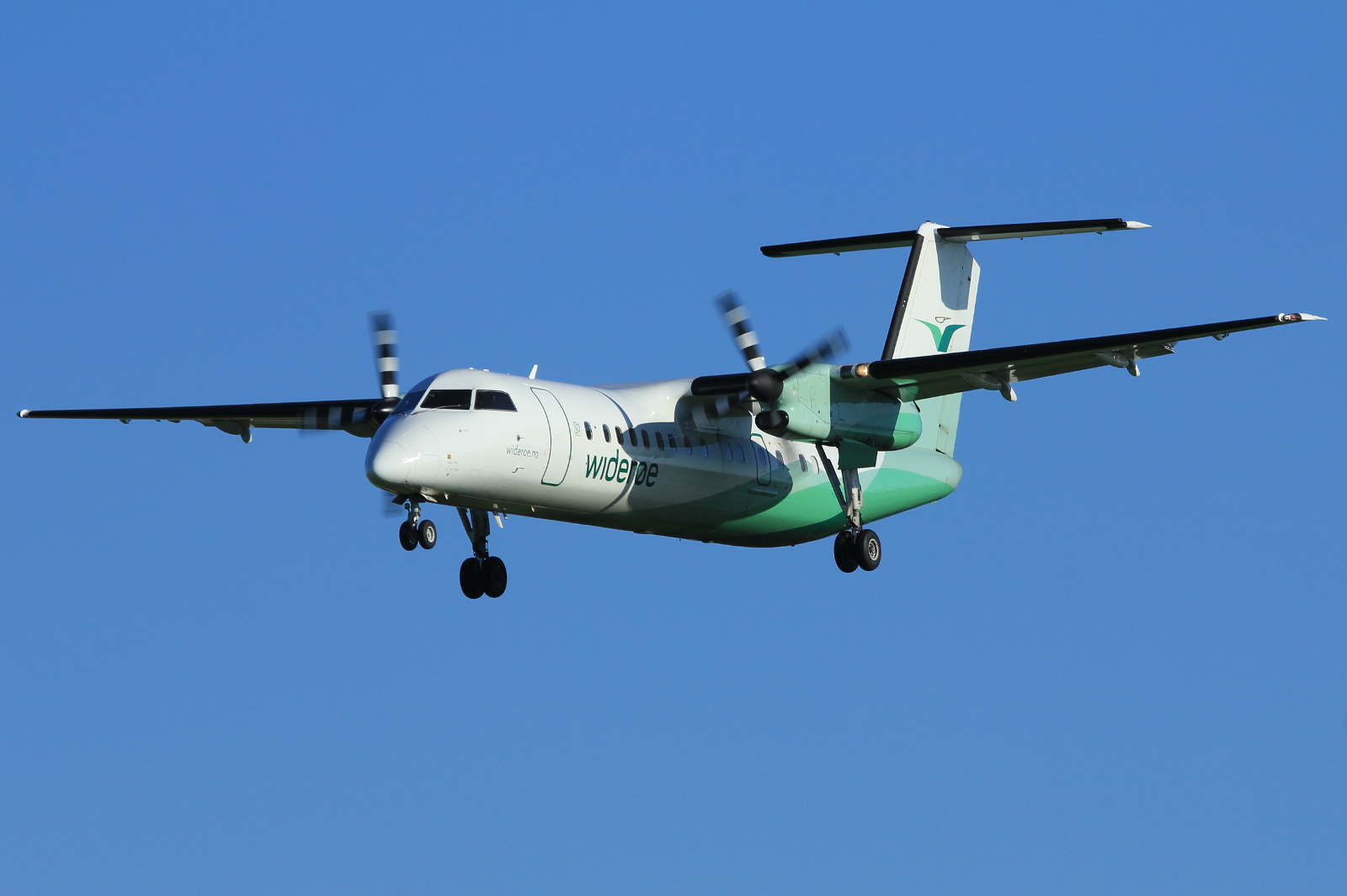 LN-WFP (495) 1998 Bombardier Dash 8-Q311