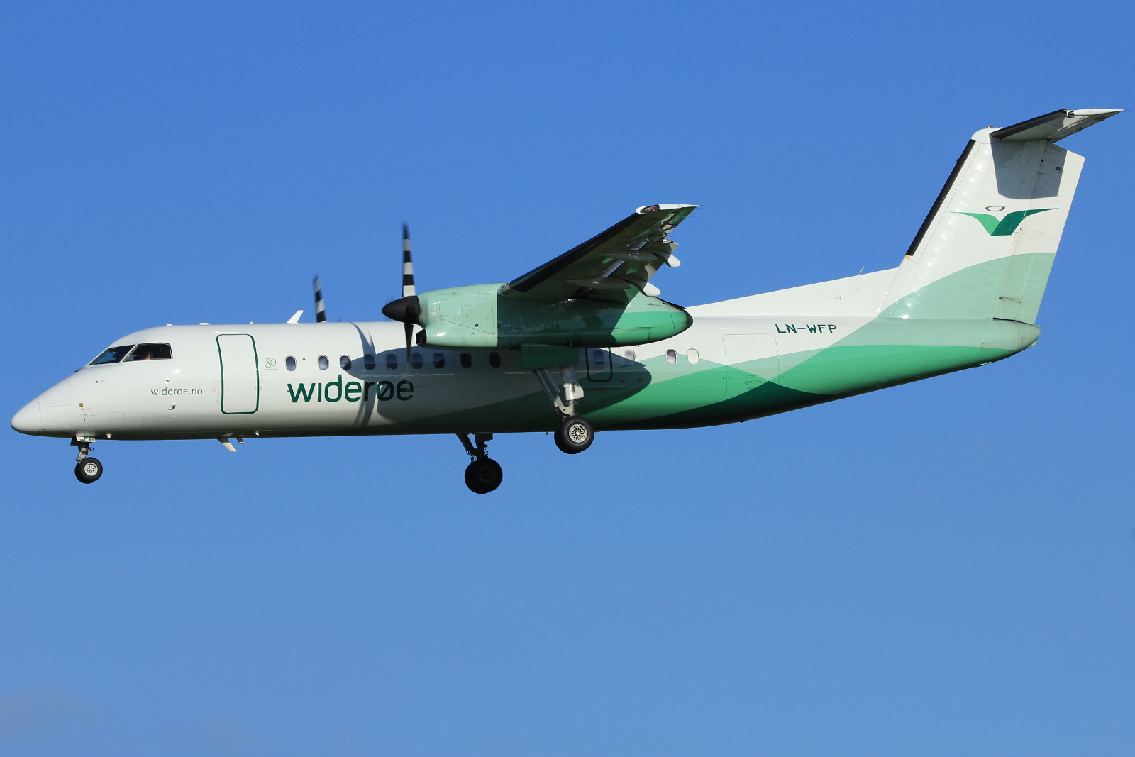LN-WFP (495) 1998 Bombardier Dash 8-Q311