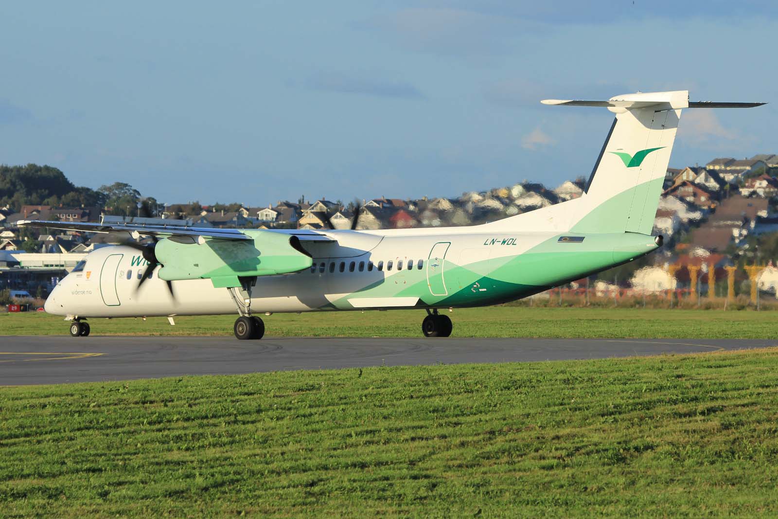 LN-WDL (4392) 2011 Bombardier Dash 8-Q402