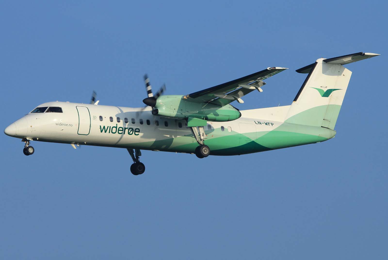 LN-WFP (495) 1998 Bombardier Dash 8-Q311