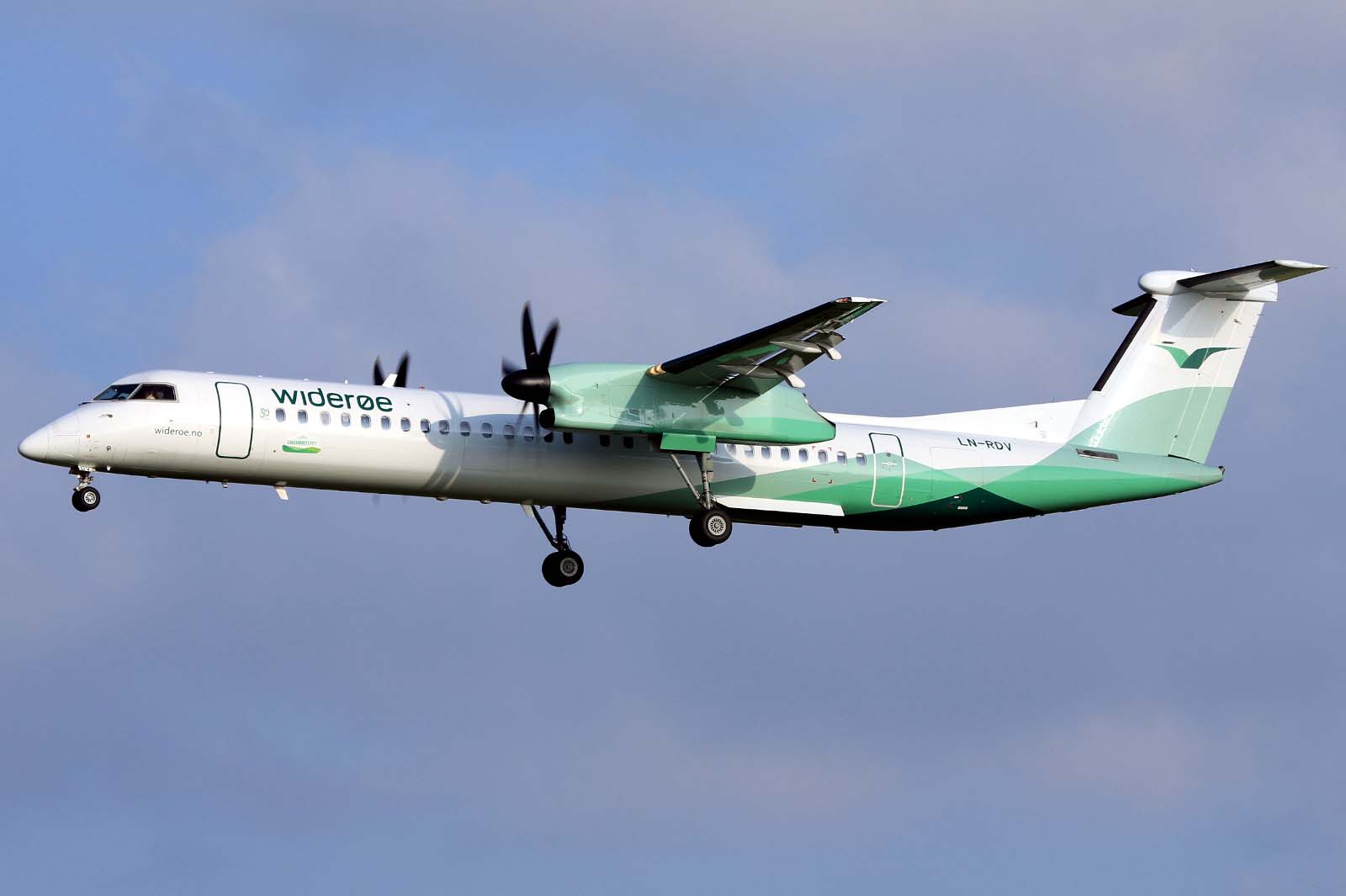 LN-RDV (4054) 2001 Bombardier Dash 8-Q402