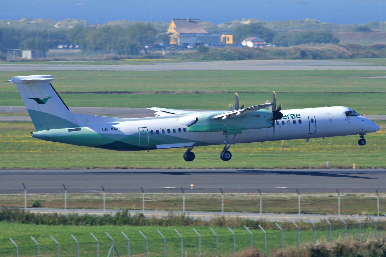 LN-WDH (4273) 2009 Bombardier Dash 8-Q402