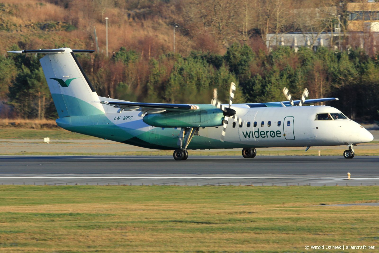 LN-WFC (236) 1990 Bombardier Dash 8-311