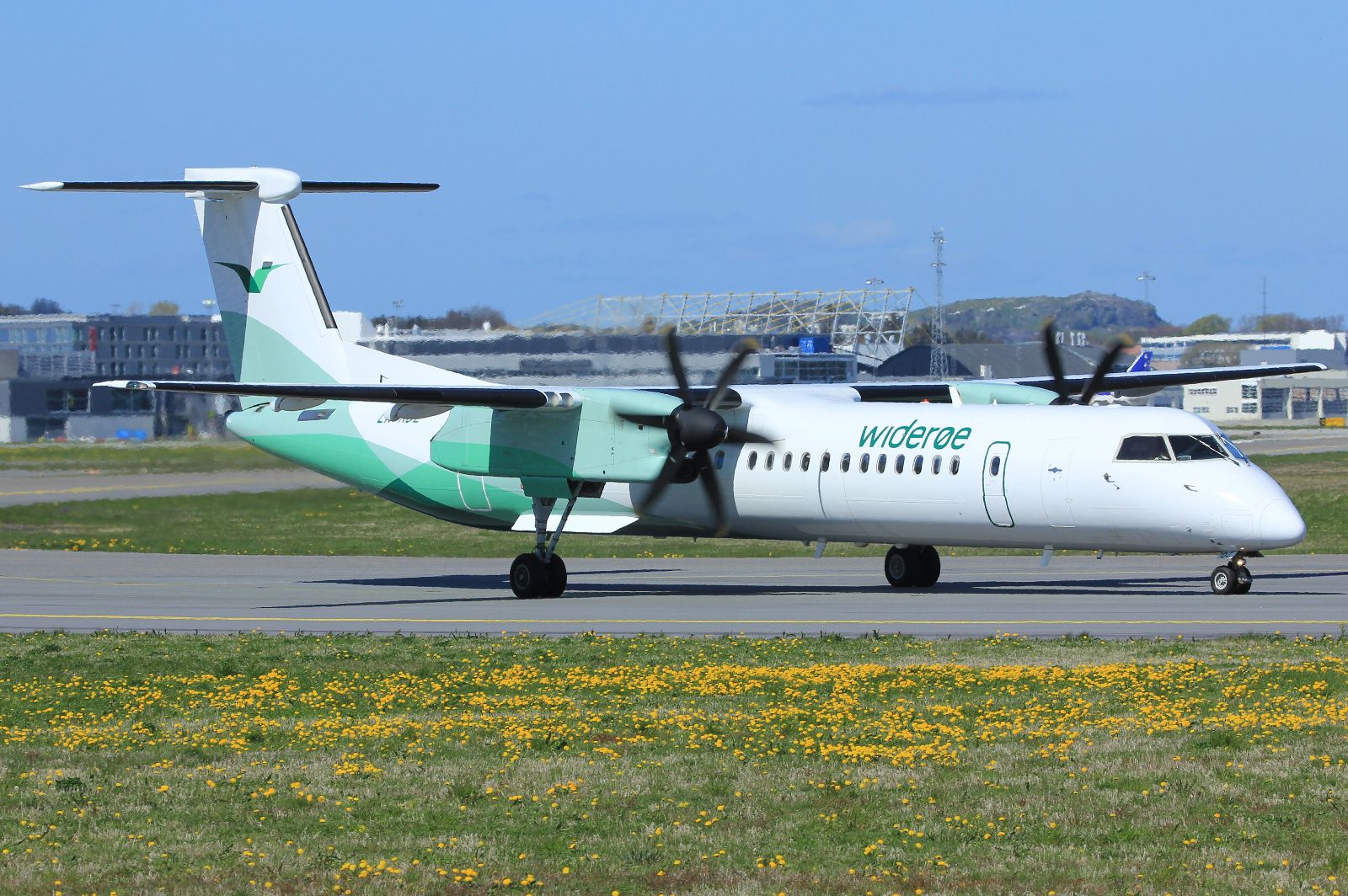 LN-RDZ (4063) 2001 Bombardier Dash 8-Q402