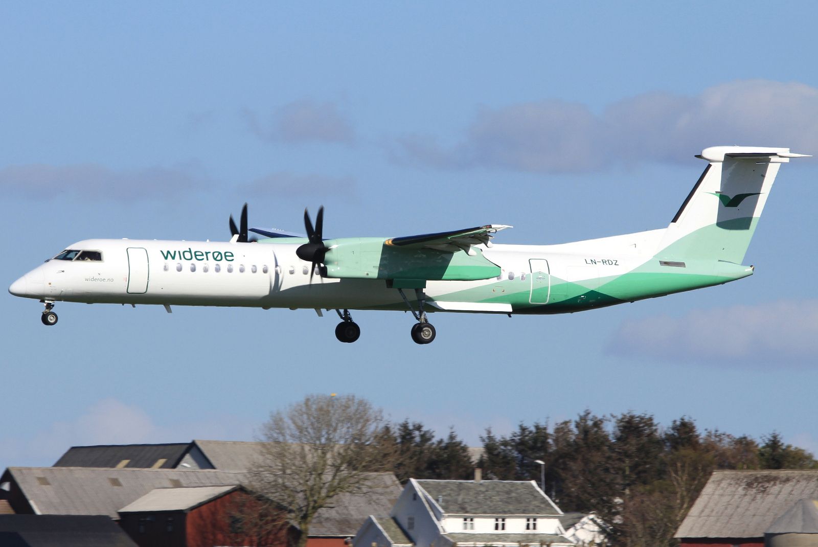 LN-RDZ (4063) 2001 Bombardier Dash 8-Q402
