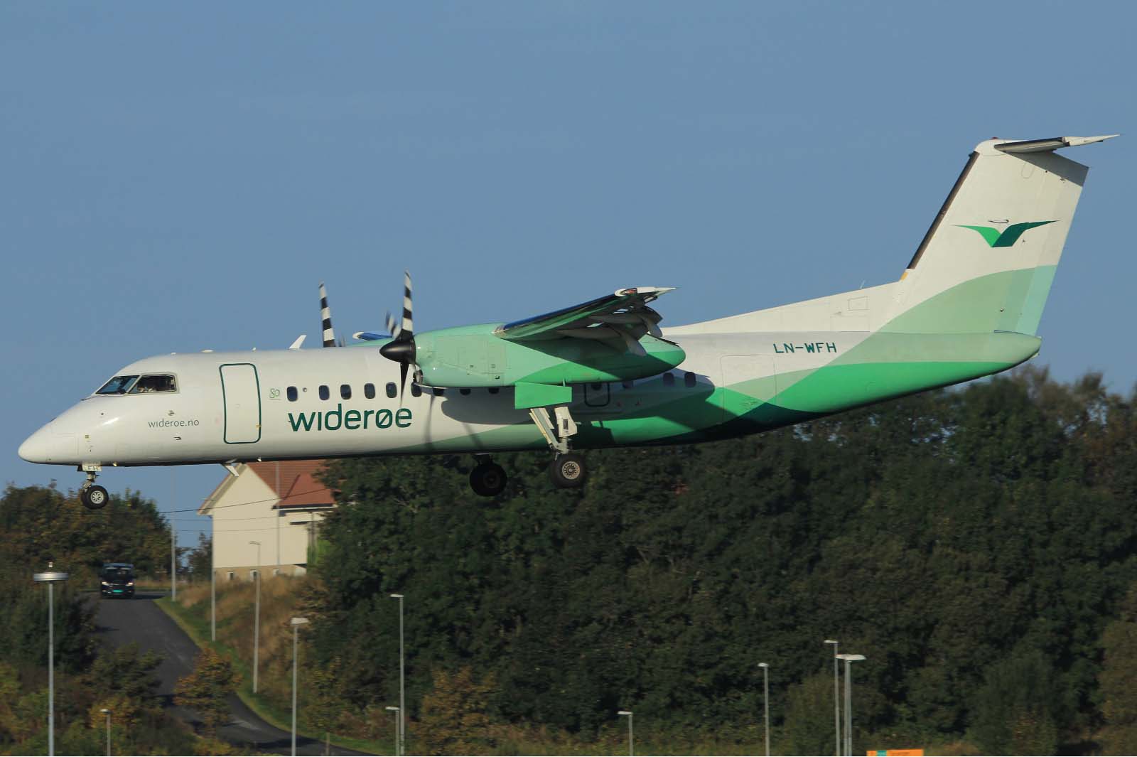 LN-WFH (238) 1990 DeHavilland Canada DHC-8-311 Dash 8